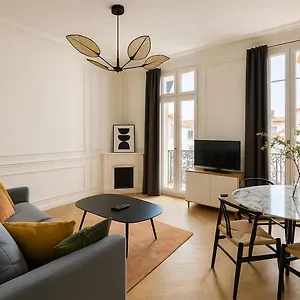 Newly Renovated With Balcony, Ac, Fiber Internet Apartamento